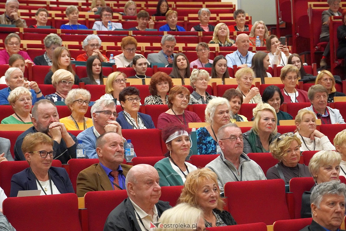 VIII Sejmik Senioralny Województwa Mazowieckiego poświęcony pozamedycznemu wymiarowi profilaktyki zdrowotnej oraz roli czasu wolnego seniora [26.10.2023] - zdjęcie #21 - eOstroleka.pl