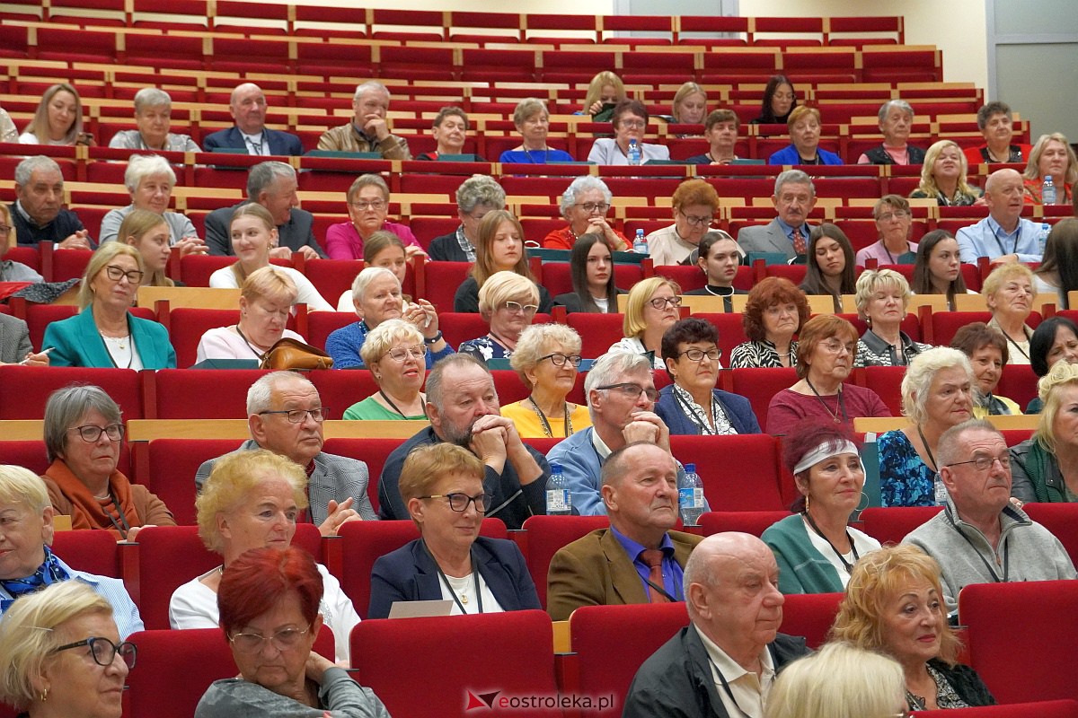 VIII Sejmik Senioralny Województwa Mazowieckiego poświęcony pozamedycznemu wymiarowi profilaktyki zdrowotnej oraz roli czasu wolnego seniora [26.10.2023] - zdjęcie #20 - eOstroleka.pl