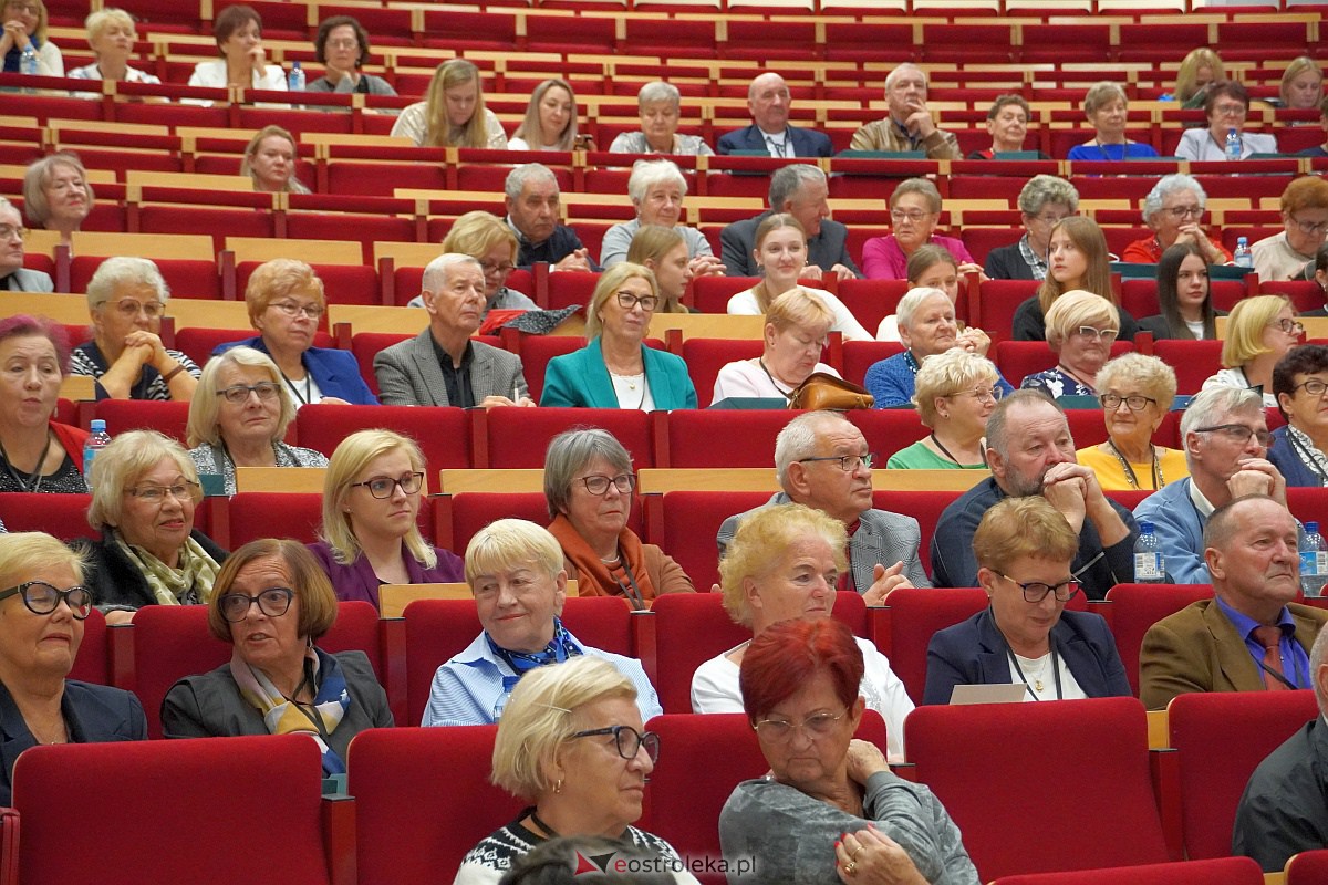 VIII Sejmik Senioralny Województwa Mazowieckiego poświęcony pozamedycznemu wymiarowi profilaktyki zdrowotnej oraz roli czasu wolnego seniora [26.10.2023] - zdjęcie #19 - eOstroleka.pl