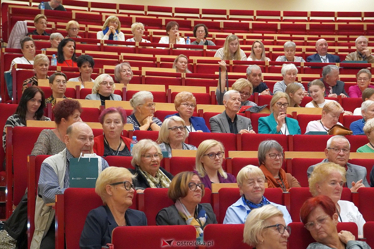 VIII Sejmik Senioralny Województwa Mazowieckiego poświęcony pozamedycznemu wymiarowi profilaktyki zdrowotnej oraz roli czasu wolnego seniora [26.10.2023] - zdjęcie #18 - eOstroleka.pl