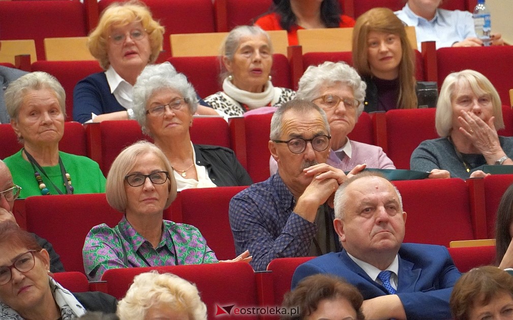 VIII Sejmik Senioralny Województwa Mazowieckiego poświęcony pozamedycznemu wymiarowi profilaktyki zdrowotnej oraz roli czasu wolnego seniora [26.10.2023] - zdjęcie #15 - eOstroleka.pl