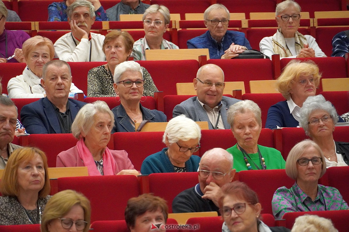 VIII Sejmik Senioralny Województwa Mazowieckiego poświęcony pozamedycznemu wymiarowi profilaktyki zdrowotnej oraz roli czasu wolnego seniora [26.10.2023] - zdjęcie #14 - eOstroleka.pl