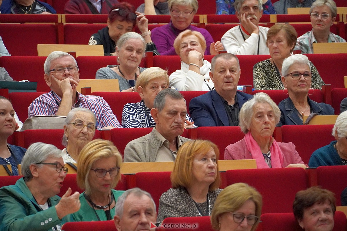 VIII Sejmik Senioralny Województwa Mazowieckiego poświęcony pozamedycznemu wymiarowi profilaktyki zdrowotnej oraz roli czasu wolnego seniora [26.10.2023] - zdjęcie #13 - eOstroleka.pl