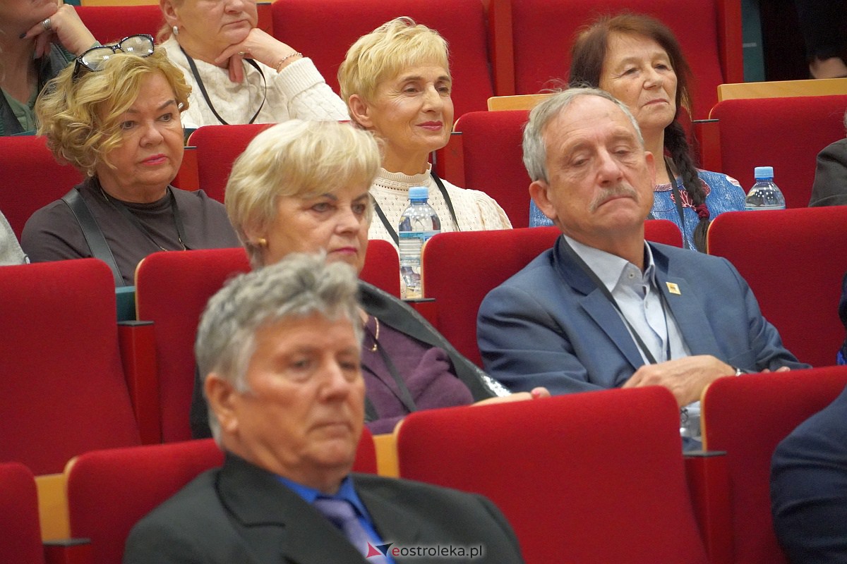 VIII Sejmik Senioralny Województwa Mazowieckiego poświęcony pozamedycznemu wymiarowi profilaktyki zdrowotnej oraz roli czasu wolnego seniora [26.10.2023] - zdjęcie #10 - eOstroleka.pl