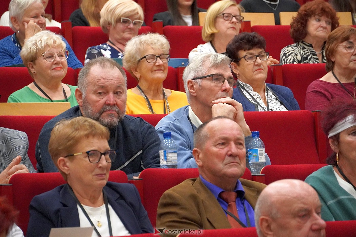 VIII Sejmik Senioralny Województwa Mazowieckiego poświęcony pozamedycznemu wymiarowi profilaktyki zdrowotnej oraz roli czasu wolnego seniora [26.10.2023] - zdjęcie #9 - eOstroleka.pl
