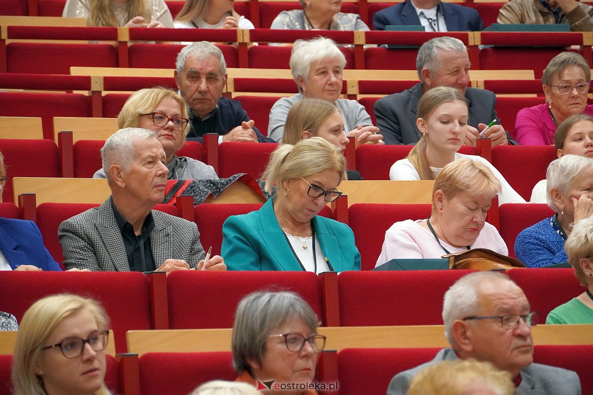 VIII Sejmik Senioralny Województwa Mazowieckiego poświęcony pozamedycznemu wymiarowi profilaktyki zdrowotnej oraz roli czasu wolnego seniora [26.10.2023] - zdjęcie #6 - eOstroleka.pl