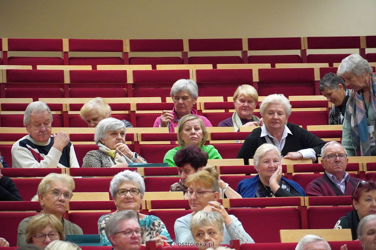 VIII Sejmik Senioralny Województwa Mazowieckiego poświęcony pozamedycznemu wymiarowi profilaktyki zdrowotnej oraz roli czasu wolnego seniora [26.10.2023] - zdjęcie #4 - eOstroleka.pl