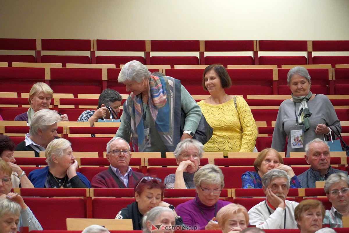 VIII Sejmik Senioralny Województwa Mazowieckiego poświęcony pozamedycznemu wymiarowi profilaktyki zdrowotnej oraz roli czasu wolnego seniora [26.10.2023] - zdjęcie #3 - eOstroleka.pl