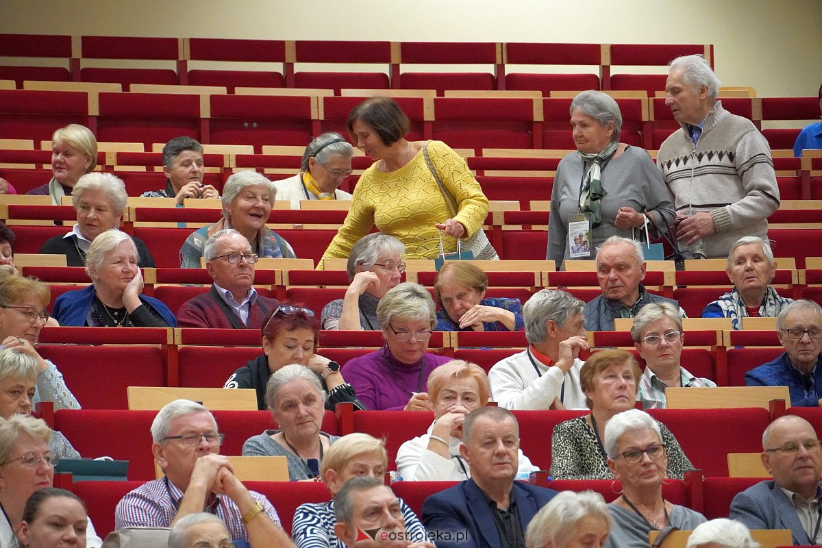 VIII Sejmik Senioralny Województwa Mazowieckiego poświęcony pozamedycznemu wymiarowi profilaktyki zdrowotnej oraz roli czasu wolnego seniora [26.10.2023] - zdjęcie #1 - eOstroleka.pl