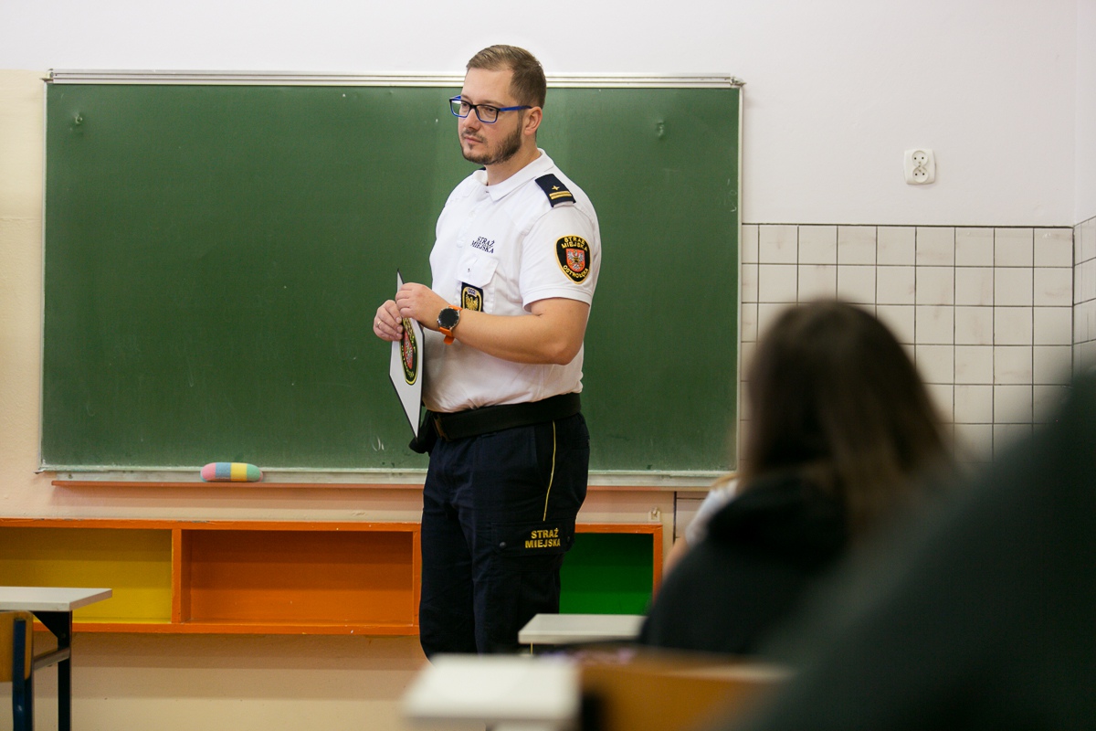 Straż Miejska na spotkaniu w SP 6 [24.10.2023] - zdjęcie #14 - eOstroleka.pl