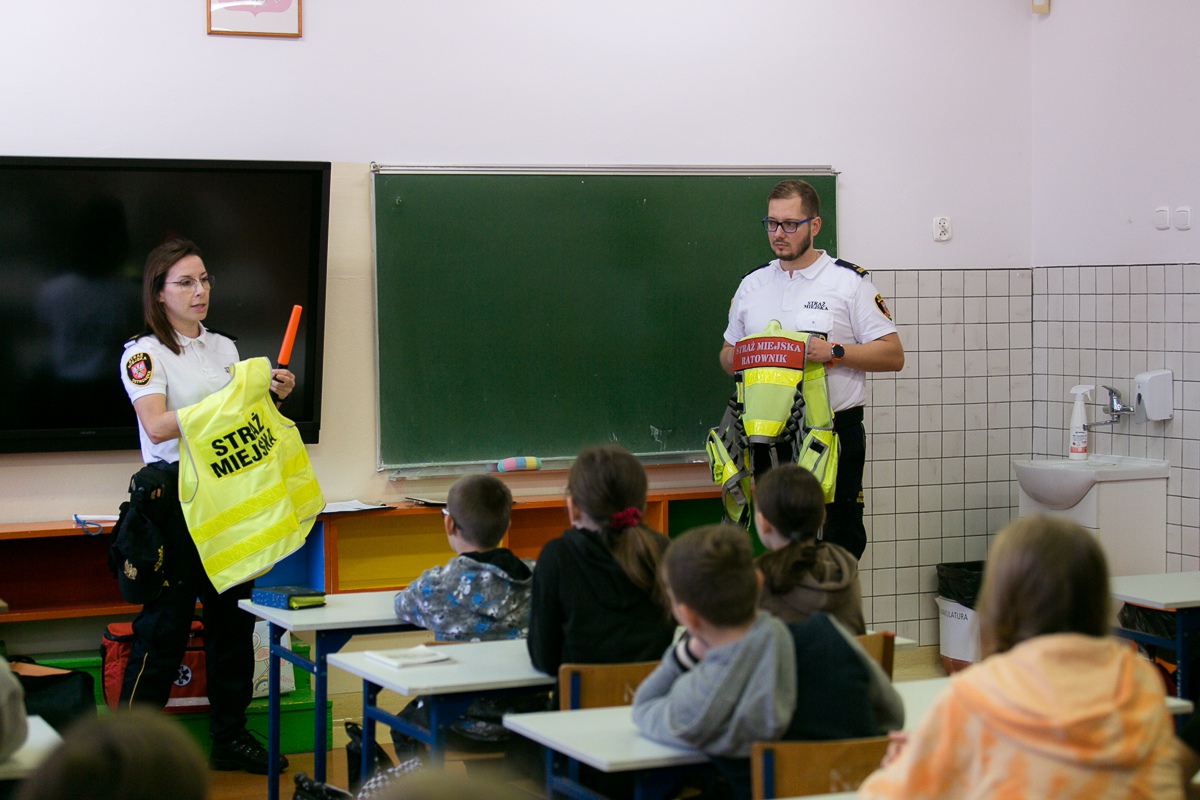 Straż Miejska na spotkaniu w SP 6 [24.10.2023] - zdjęcie #12 - eOstroleka.pl