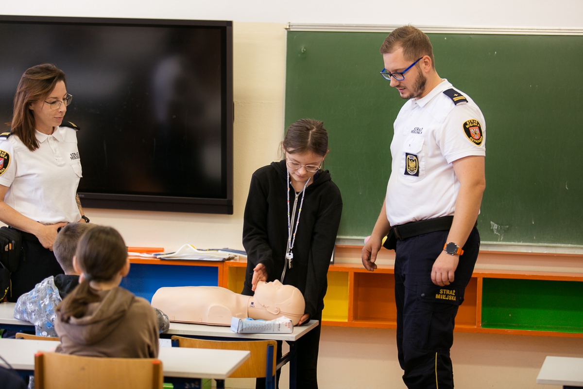 Straż Miejska na spotkaniu w SP 6 [24.10.2023] - zdjęcie #3 - eOstroleka.pl