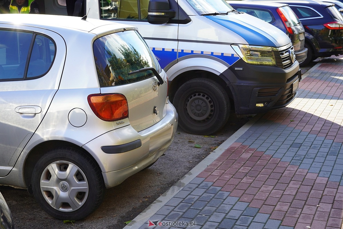 Kolizja z ciągnikiem na osiedlu Centrum [30.10.2023] - zdjęcie #1 - eOstroleka.pl