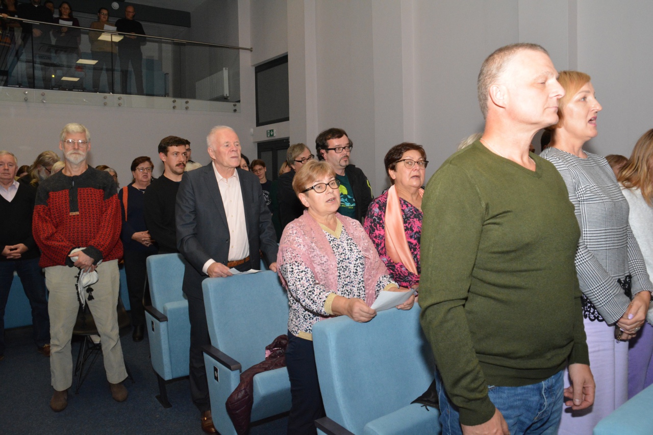 Adam Strug zachwycił kadzidlańską publiczność [31.10.2023] - zdjęcie #22 - eOstroleka.pl