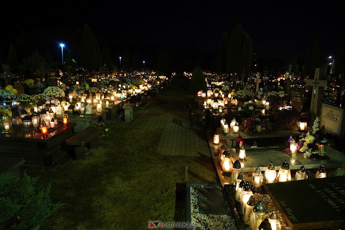 Cmentarz przy ulicy Krańcowej w Ostrołęce nocą - 1 listopada 2023 - zdjęcie #16 - eOstroleka.pl