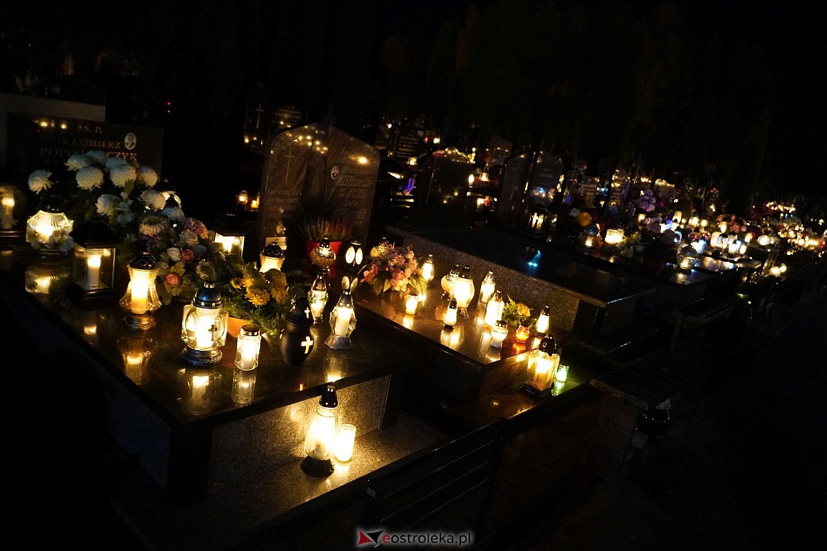 Cmentarz przy ulicy Krańcowej w Ostrołęce nocą - 1 listopada 2023 - zdjęcie #7 - eOstroleka.pl