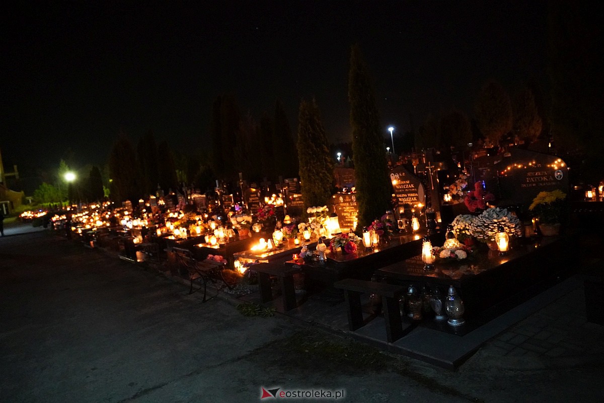 Cmentarz przy ulicy Krańcowej w Ostrołęce nocą - 1 listopada 2023 - zdjęcie #5 - eOstroleka.pl