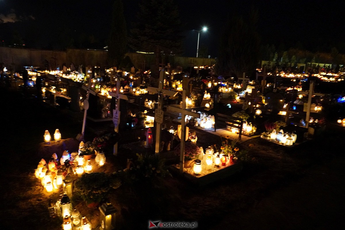 Cmentarz przy ulicy Krańcowej w Ostrołęce nocą - 1 listopada 2023 - zdjęcie #1 - eOstroleka.pl