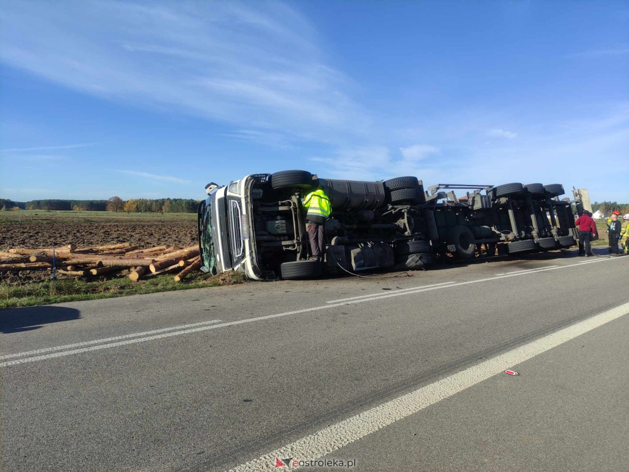 Ciężarówka wypadła z drogi. Groźne zdarzenie na lokalnej drodze [02.11.2023] - zdjęcie #1 - eOstroleka.pl