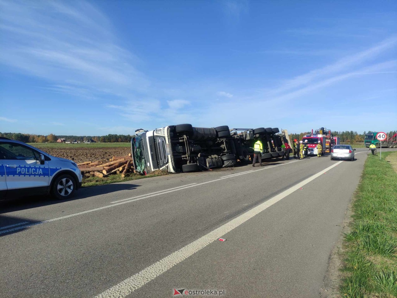 Ciężarówka wypadła z drogi. Groźne zdarzenie na lokalnej drodze [02.11.2023] - zdjęcie #3 - eOstroleka.pl
