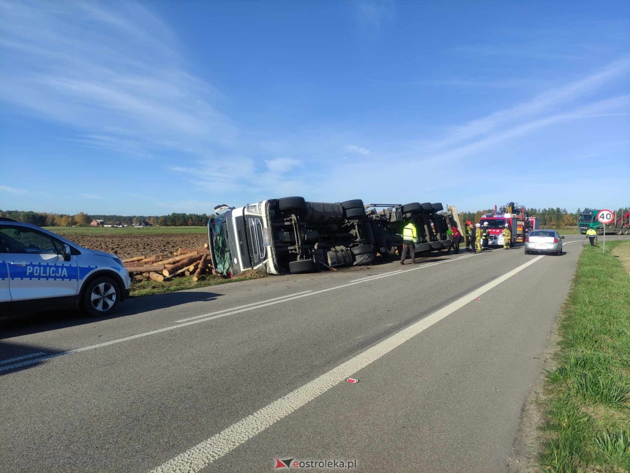 Ciężarówka wypadła z drogi. Groźne zdarzenie na lokalnej drodze [02.11.2023] - zdjęcie #17 - eOstroleka.pl
