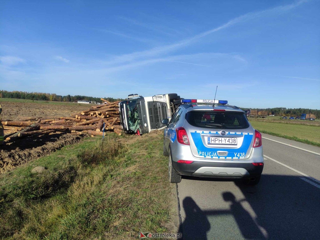 Ciężarówka wypadła z drogi. Groźne zdarzenie na lokalnej drodze [02.11.2023] - zdjęcie #4 - eOstroleka.pl
