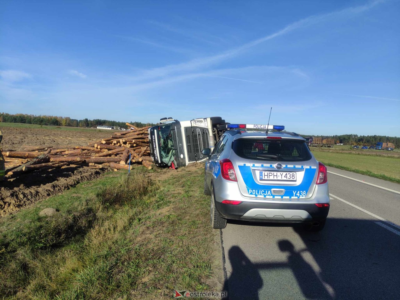 Ciężarówka wypadła z drogi. Groźne zdarzenie na lokalnej drodze [02.11.2023] - zdjęcie #16 - eOstroleka.pl