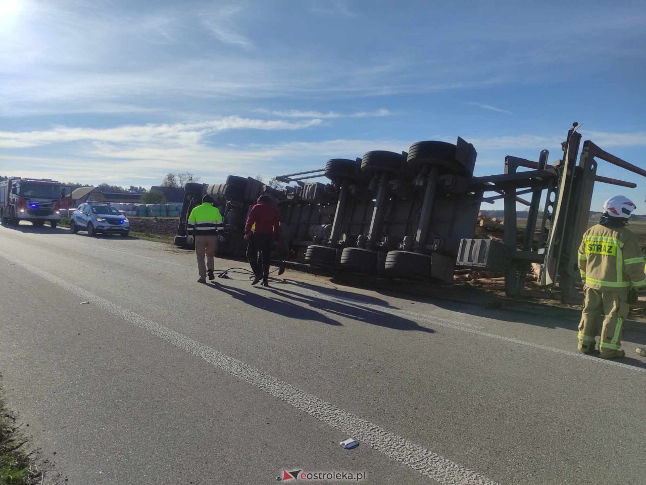 Ciężarówka wypadła z drogi. Groźne zdarzenie na lokalnej drodze [02.11.2023] - zdjęcie #10 - eOstroleka.pl
