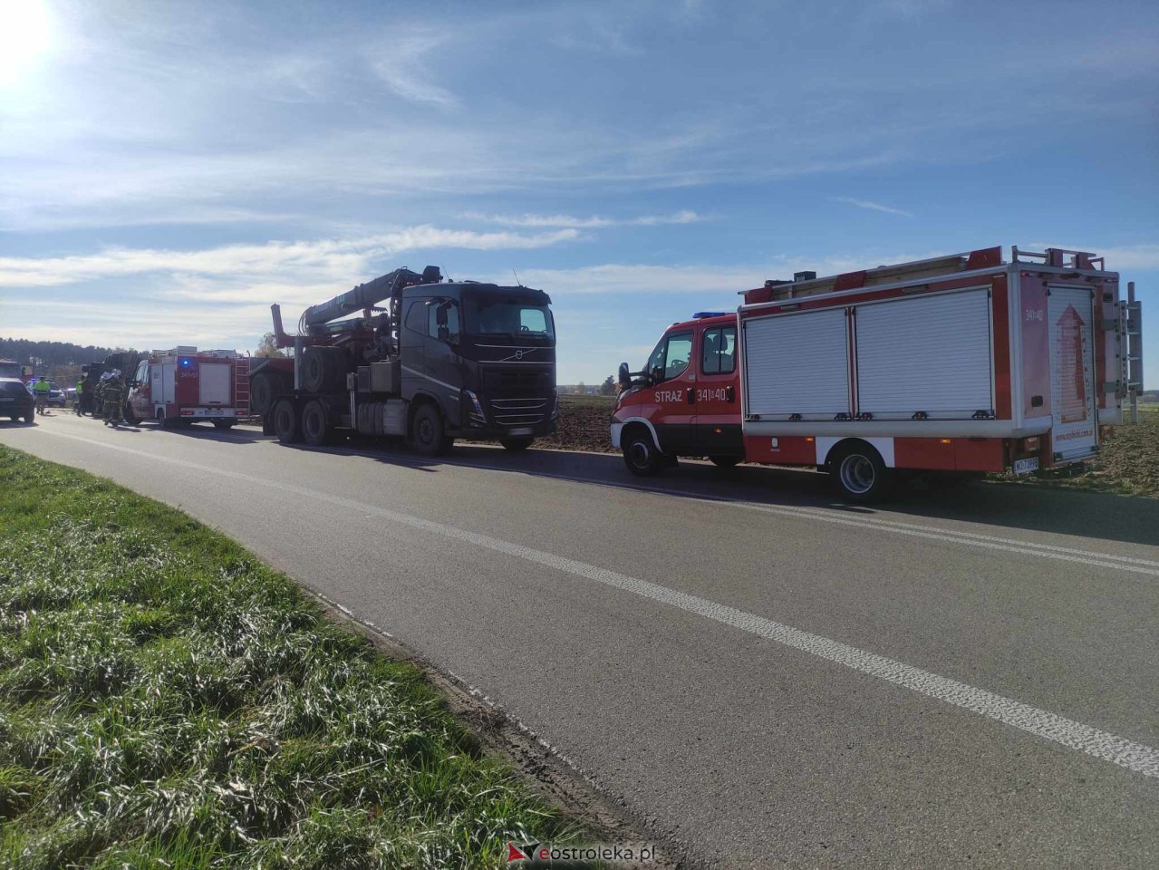Ciężarówka wypadła z drogi. Groźne zdarzenie na lokalnej drodze [02.11.2023] - zdjęcie #15 - eOstroleka.pl