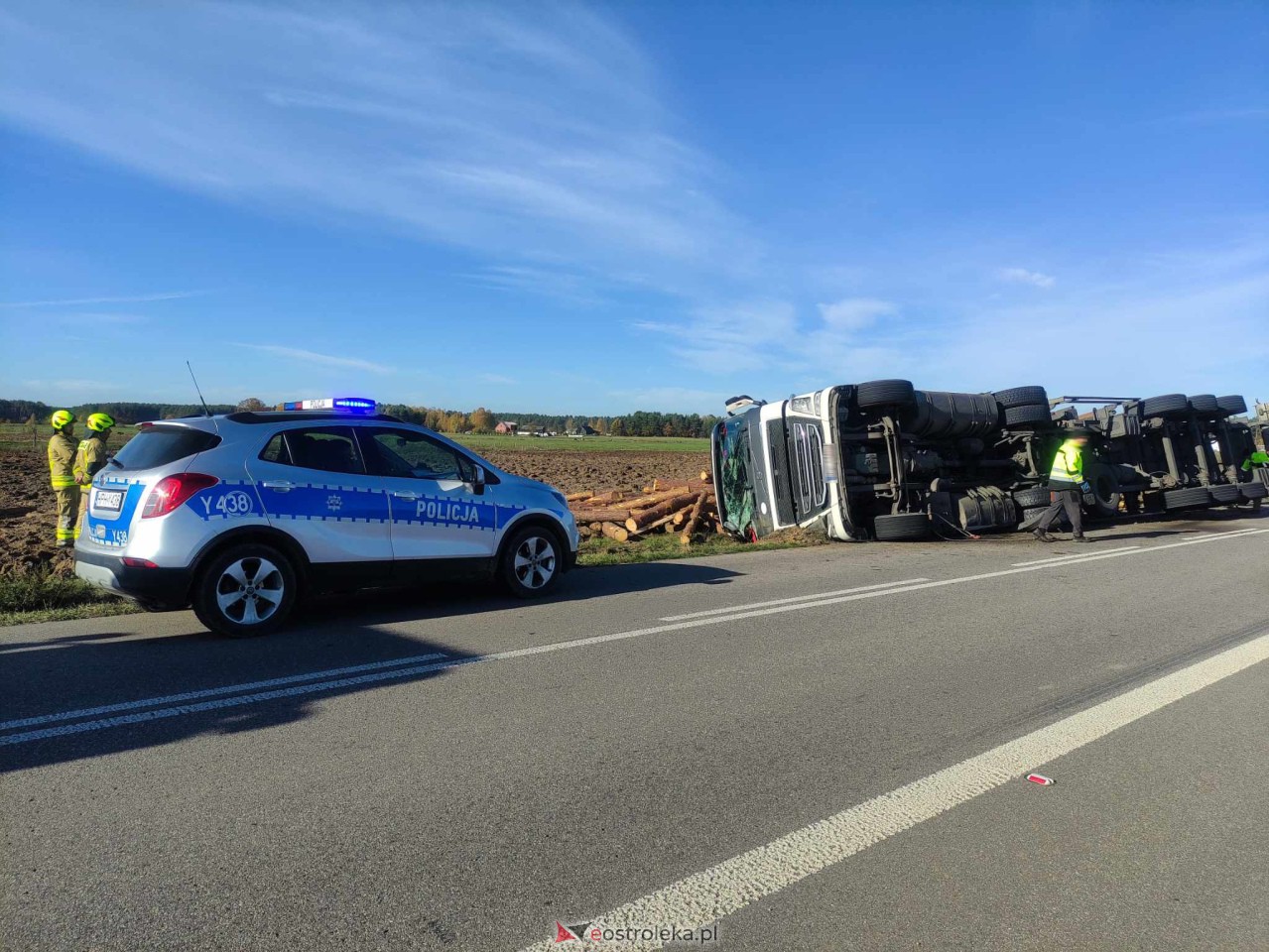 Ciężarówka wypadła z drogi. Groźne zdarzenie na lokalnej drodze [02.11.2023] - zdjęcie #17 - eOstroleka.pl