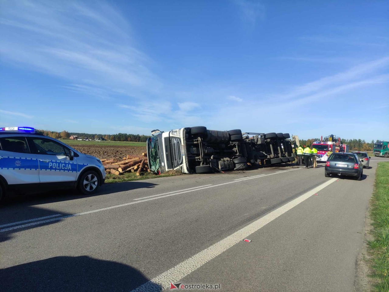 Ciężarówka wypadła z drogi. Groźne zdarzenie na lokalnej drodze [02.11.2023] - zdjęcie #18 - eOstroleka.pl