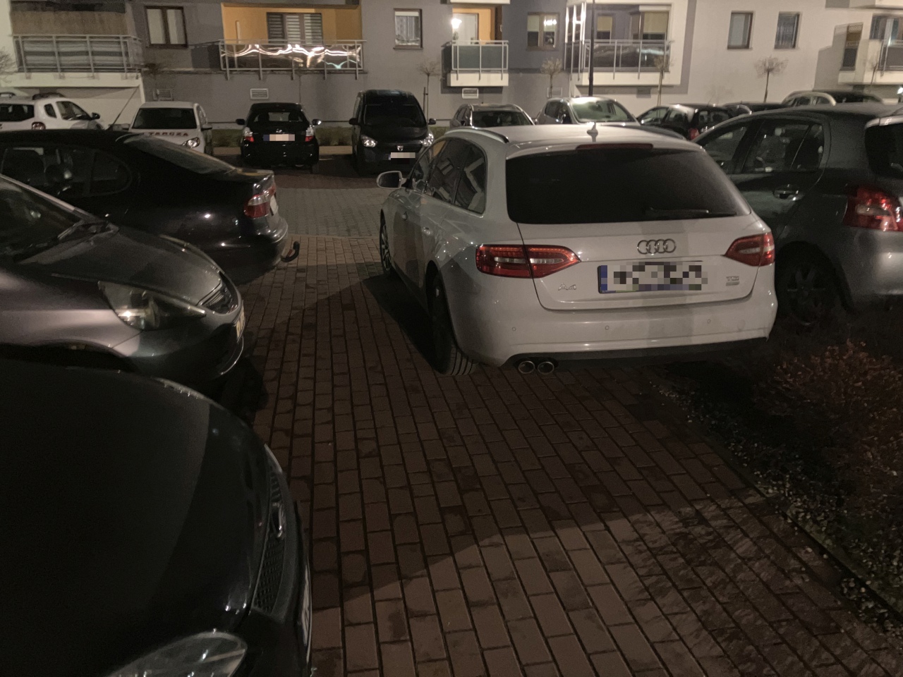 Problem z parkowaniem przy Cieplińskiego [3.11.2023] - zdjęcie #2 - eOstroleka.pl