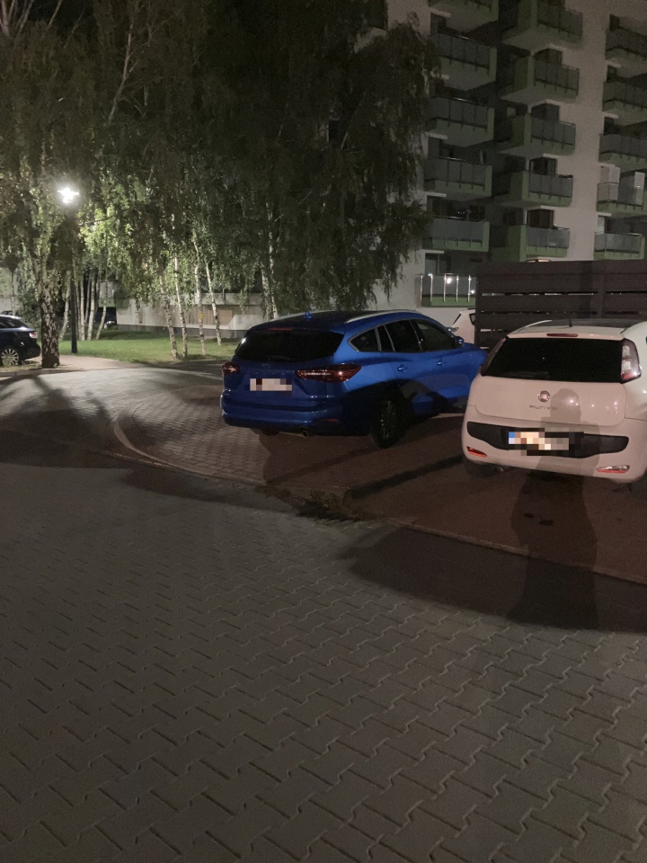 Problem z parkowaniem przy Cieplińskiego [3.11.2023] - zdjęcie #4 - eOstroleka.pl