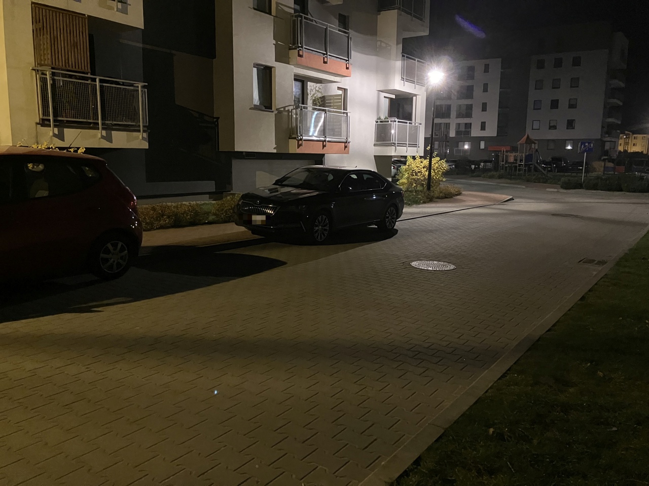Problem z parkowaniem przy Cieplińskiego [3.11.2023] - zdjęcie #7 - eOstroleka.pl