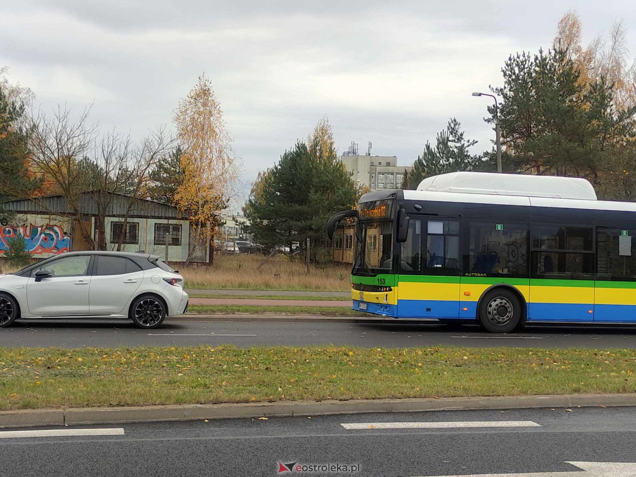 Autobus miejski z pasażerami na pokładzie zderzył się z toyotą. Sprawca ukarany wysokim mandatem [03.11.2023] - zdjęcie #1 - eOstroleka.pl