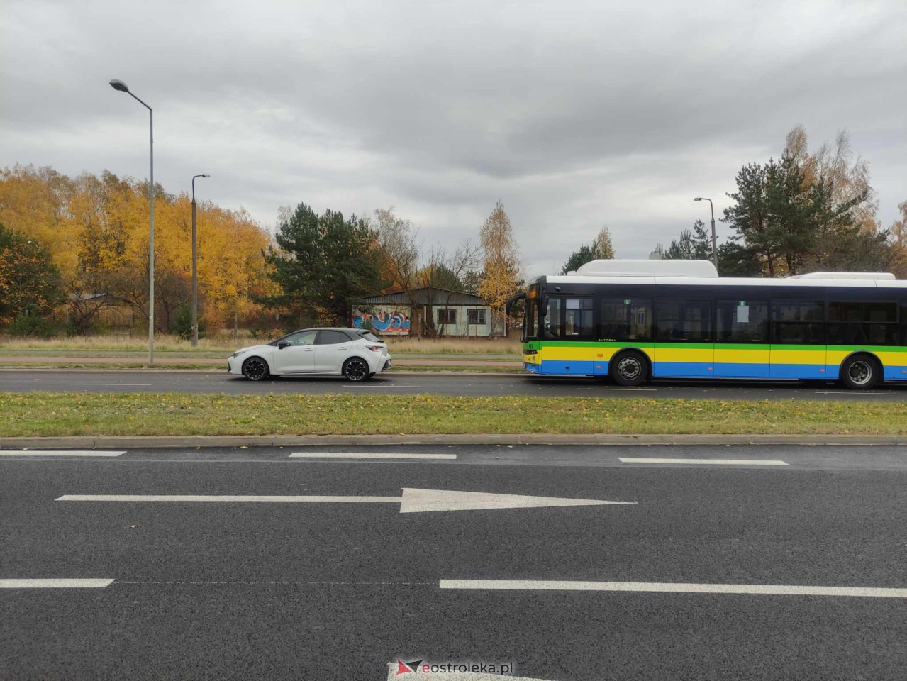 Autobus miejski z pasażerami na pokładzie zderzył się z toyotą. Sprawca ukarany wysokim mandatem [03.11.2023] - zdjęcie #2 - eOstroleka.pl