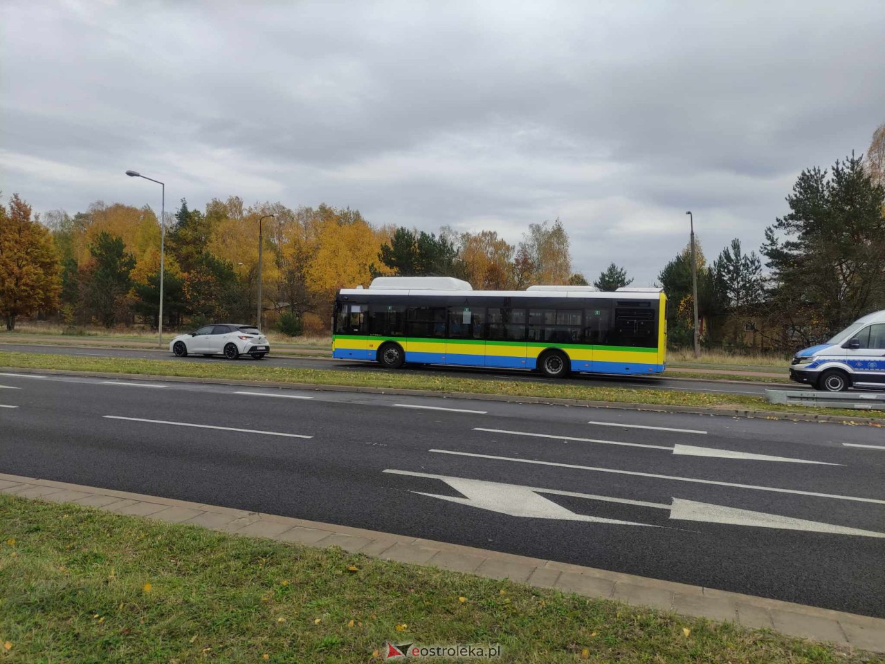 Autobus miejski z pasażerami na pokładzie zderzył się z toyotą. Sprawca ukarany wysokim mandatem [03.11.2023] - zdjęcie #3 - eOstroleka.pl