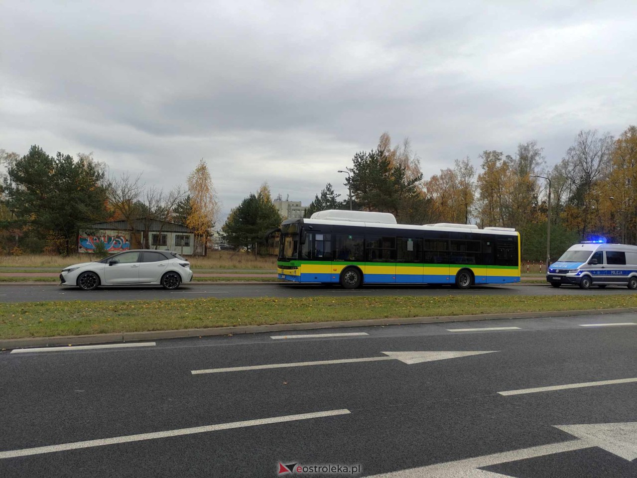 Autobus miejski z pasażerami na pokładzie zderzył się z toyotą. Sprawca ukarany wysokim mandatem [03.11.2023] - zdjęcie #5 - eOstroleka.pl