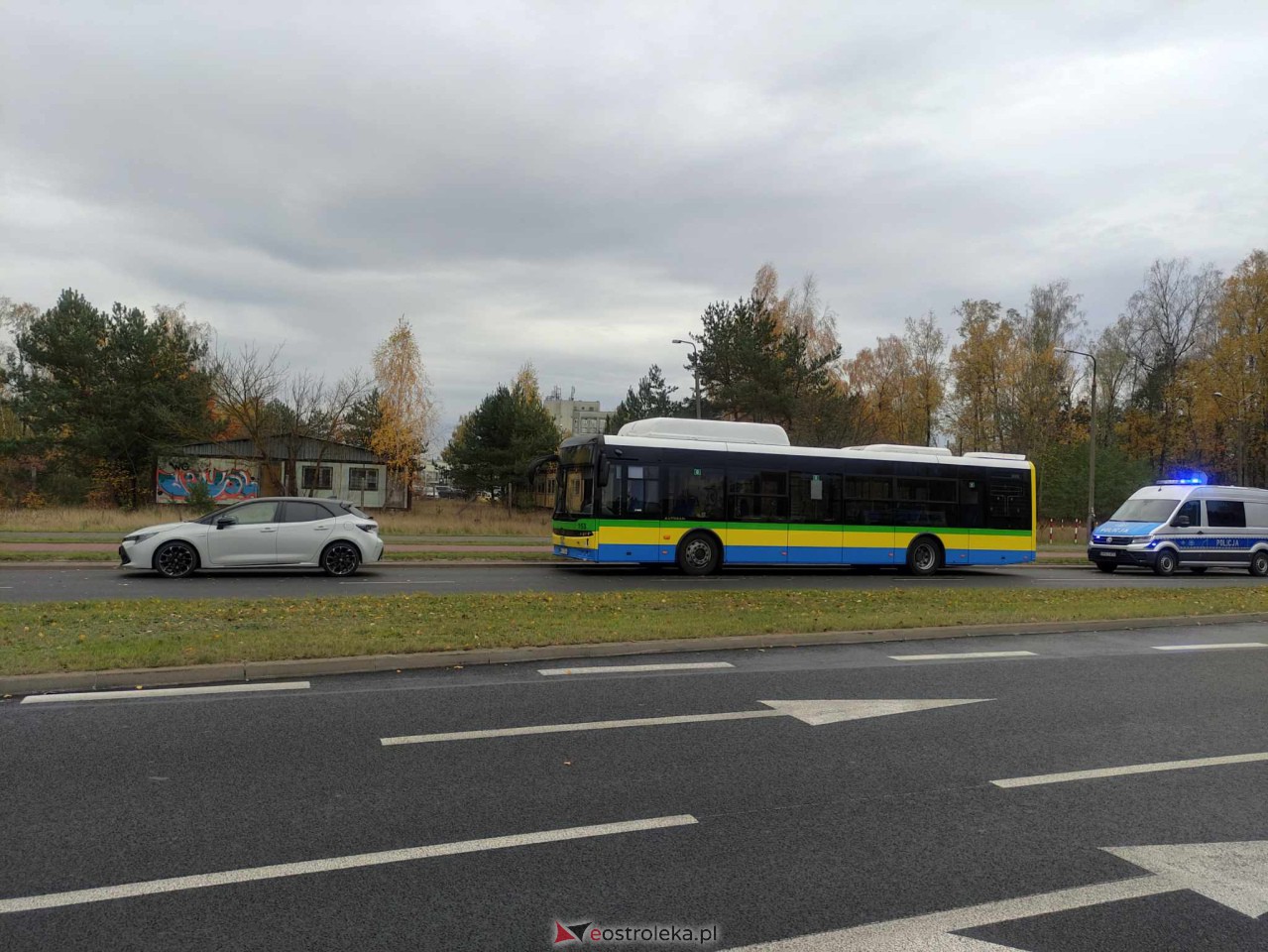 Autobus miejski z pasażerami na pokładzie zderzył się z toyotą. Sprawca ukarany wysokim mandatem [03.11.2023] - zdjęcie #1 - eOstroleka.pl