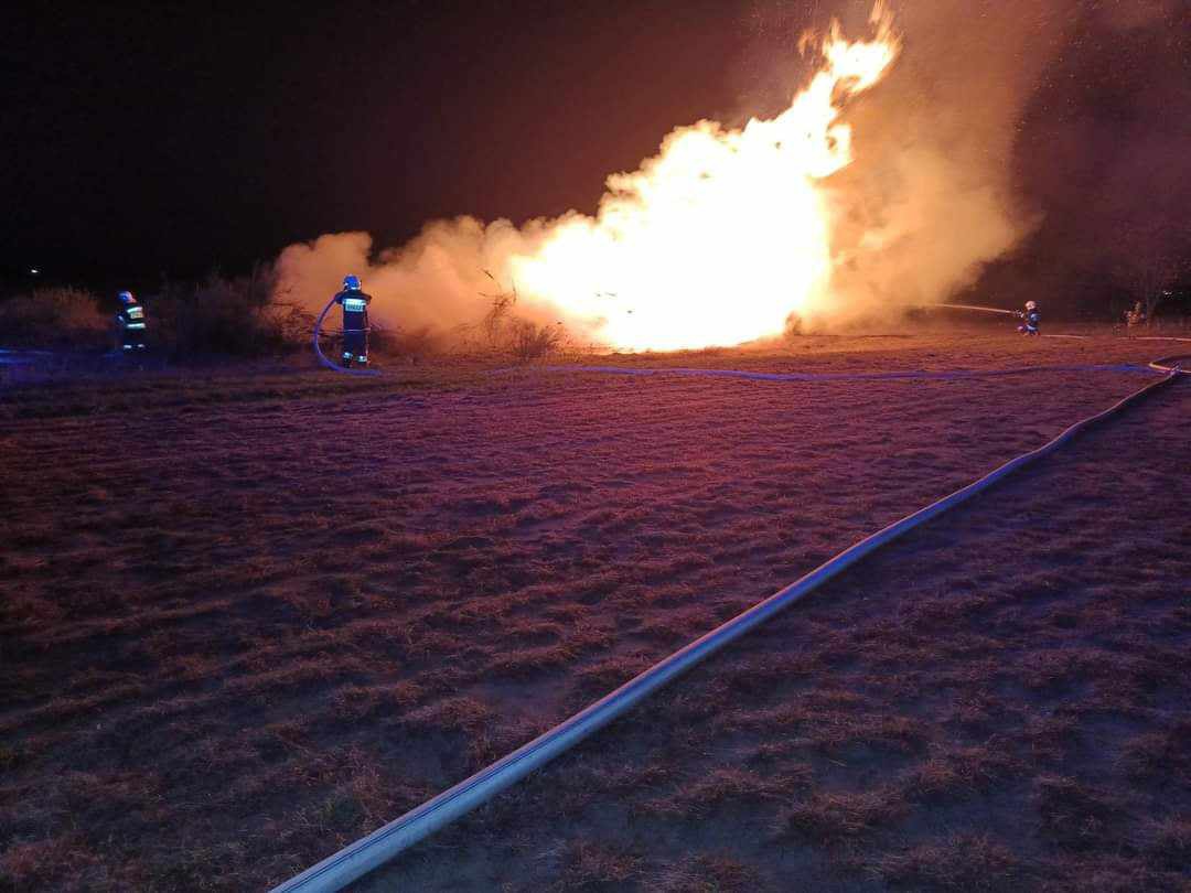 Celowe podpalenie pod Goworowem. Ogień widoczny był ze znacznej odległości [05.11.2023] - zdjęcie #1 - eOstroleka.pl