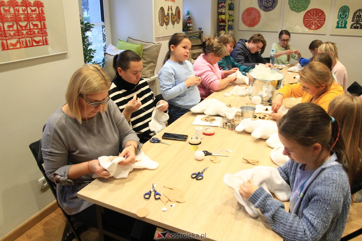 Ostrołęka. Niedziela w Muzeum: dzieci uszyły misia Baśkę [05.11.2023] - zdjęcie #28 - eOstroleka.pl