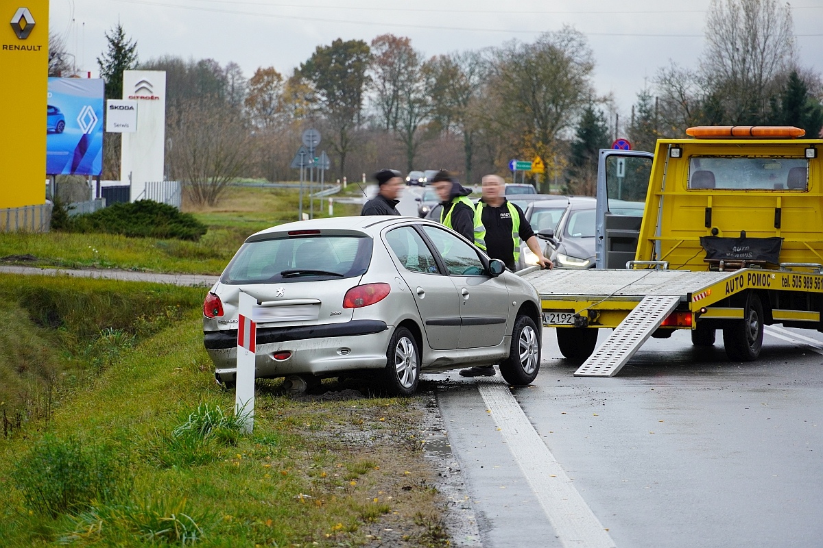 Kolizja na DK-61 pod Ostrołęką. Jedno auto w rowie [06.11.2023] - zdjęcie #19 - eOstroleka.pl