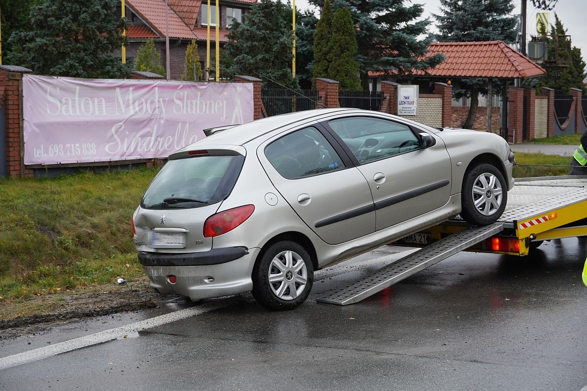 Kolizja na DK-61 pod Ostrołęką. Jedno auto w rowie [06.11.2023] - zdjęcie #9 - eOstroleka.pl