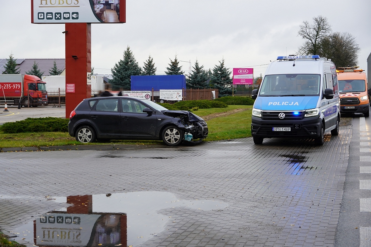 Kolizja na DK-61 pod Ostrołęką. Jedno auto w rowie [06.11.2023] - zdjęcie #14 - eOstroleka.pl