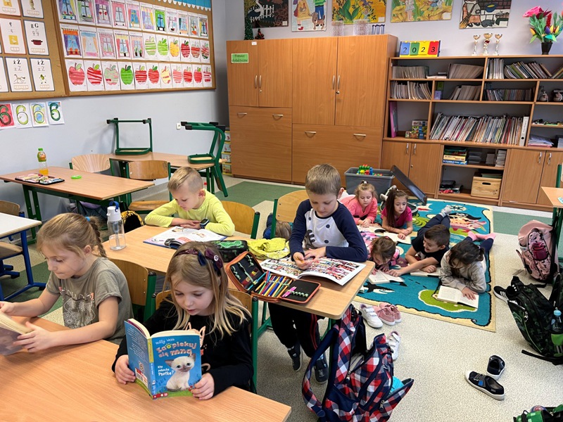 Mole książkowe z “czwórki” w akcji “Przerwa na czytanie” [06.11.2023] - zdjęcie #9 - eOstroleka.pl