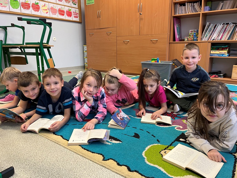 Mole książkowe z “czwórki” w akcji “Przerwa na czytanie” [06.11.2023] - zdjęcie #8 - eOstroleka.pl