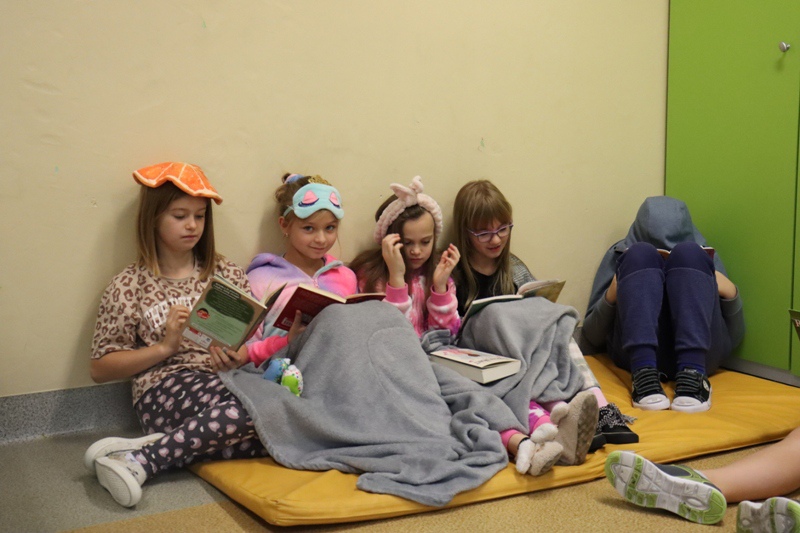 Mole książkowe z “czwórki” w akcji “Przerwa na czytanie” [06.11.2023] - zdjęcie #5 - eOstroleka.pl