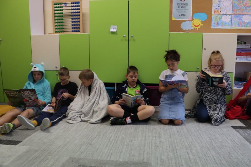 Mole książkowe z “czwórki” w akcji “Przerwa na czytanie” [06.11.2023] - zdjęcie #4 - eOstroleka.pl