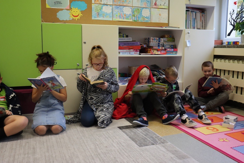 Mole książkowe z “czwórki” w akcji “Przerwa na czytanie” [06.11.2023] - zdjęcie #3 - eOstroleka.pl