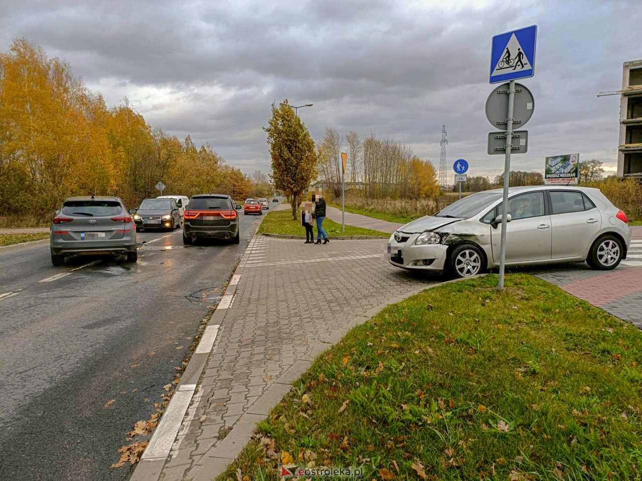 Zderzenie dwóch aut przy al. Jana Pawła II [6.11.2023] - zdjęcie #3 - eOstroleka.pl